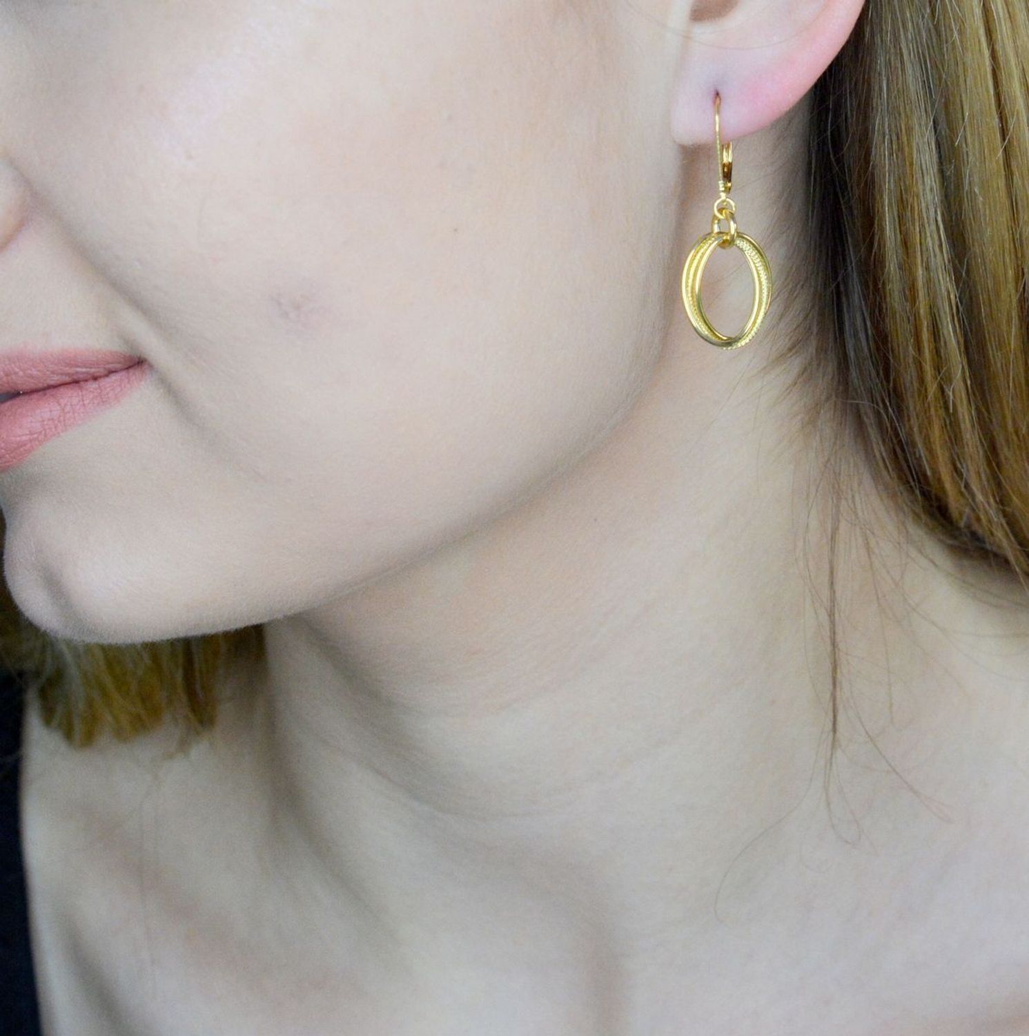 Złote kolczyki 585 wiszące owalne z ozdobnym grawerowaniem KL 8651 585. Złote kolczyki wykonane z najwyższej jakości żółtego złota, próba 585, waga około 1,46 gram. Kolczyki w minimalistycznym stylu, wpisujące się w obecne trendy mod.jpg